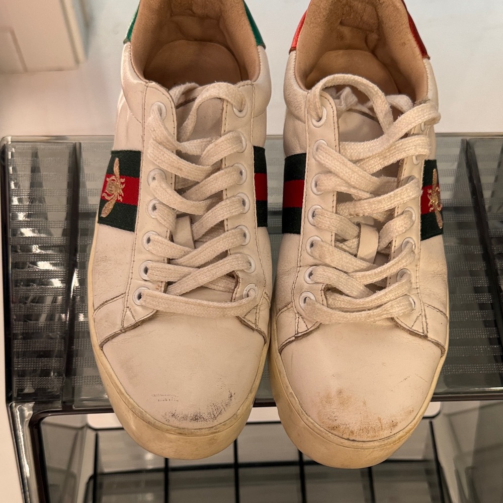 Stylish Women's Athletic Shoes with Red and Green Accents